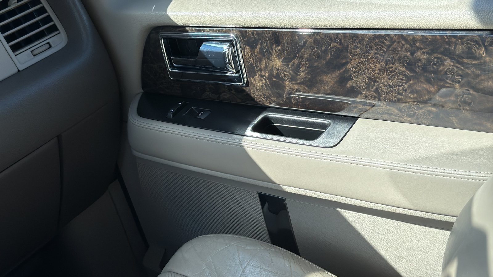 Used 2015 Lincoln Navigator L 2WD image 23