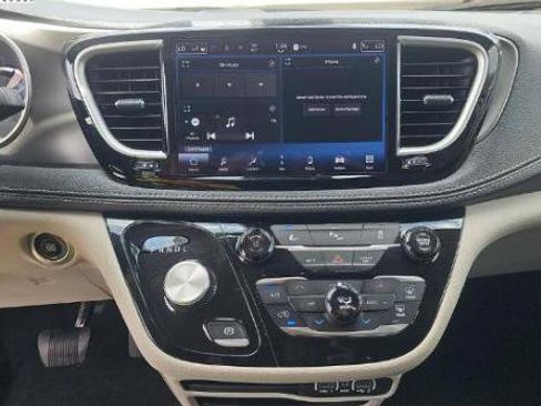 Used 2024 Chrysler Pacifica Limited FWD image 4