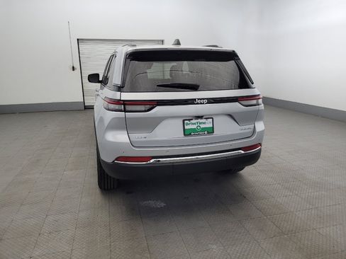 Used 2023 Jeep Grand Cherokee Laredo image 6