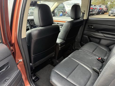 Used 2014 Mitsubishi Outlander SE image 9