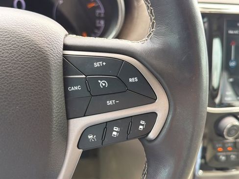 Used 2019 Jeep Grand Cherokee Overland RWD image 24