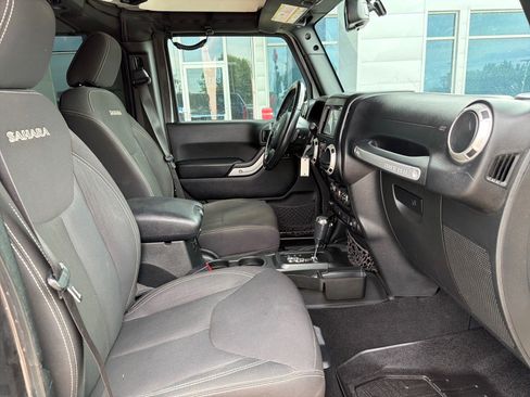 Used 2017 Jeep Wrangler Unlimited Sahara w/ Connectivity Group AWD/4WD image 24