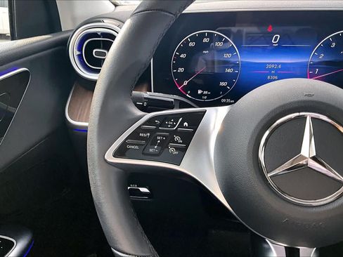 Used 2025 Mercedes-Benz GLC 300 4MATIC image 24