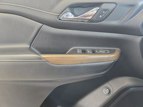 Used 2023 GMC Acadia SLE w/ Driver Convenience Package FWD image 18