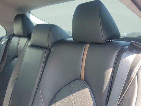 Used 2018 Toyota Camry XLE FWD image 11
