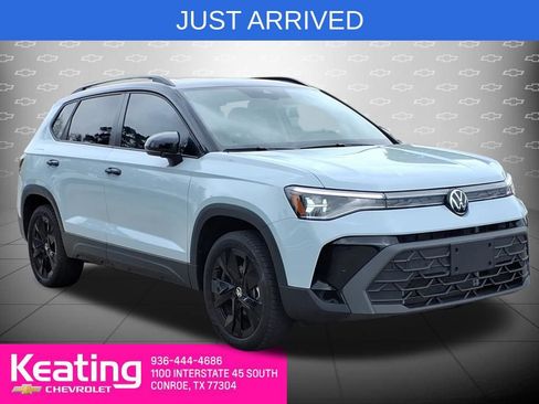 Used 2025 Volkswagen Taos SE image 1