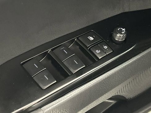 Used 2025 Toyota Camry SE w/ Convenience Package image 19