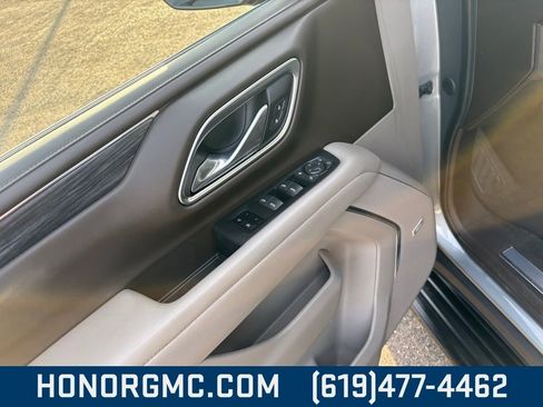 Used 2023 GMC Yukon SLT w/ SLT Premium Package image 15