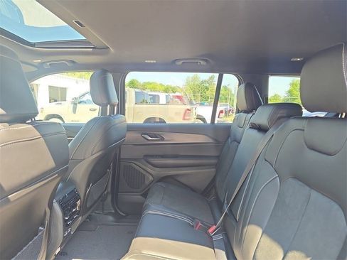 New 2025 Jeep Grand Cherokee L Altitude image 24