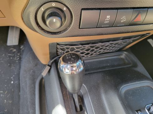 Used 2018 Jeep Wrangler Unlimited Sahara AWD/4WD image 19