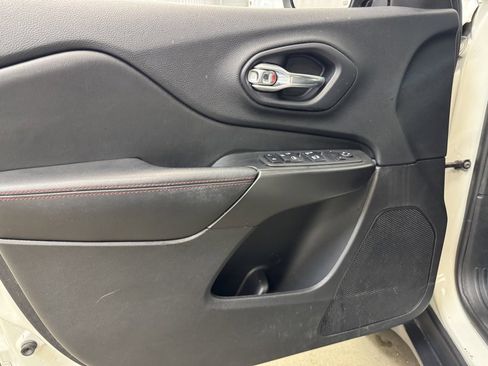 Used 2019 Jeep Cherokee Trailhawk w/ Cold Weather Group image 8