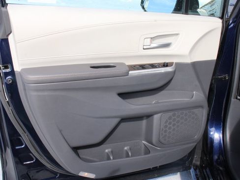 Certified 2024 Toyota Sienna XLE image 10