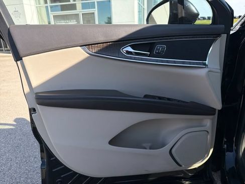 Used 2019 Lincoln Nautilus Select AWD/4WD image 9