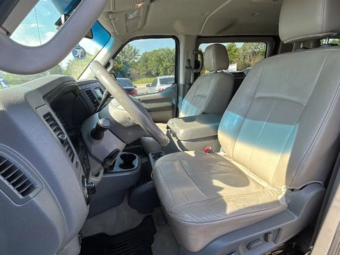 Used 2014 Nissan NV 3500 SL w/ Technology Package RWD image 2
