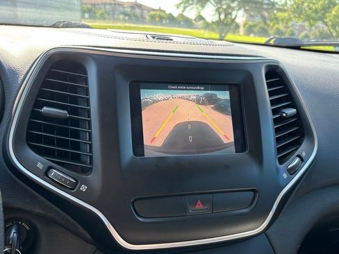 Used 2020 Jeep Cherokee Latitude FWD image 10
