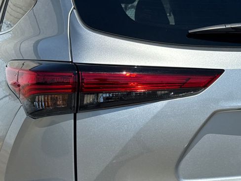 Used 2023 Toyota Highlander Limited AWD/4WD image 23