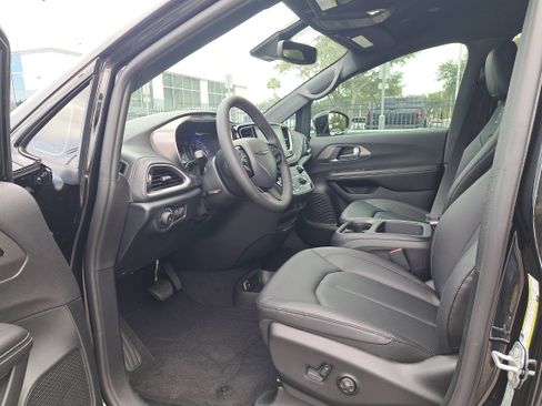 New 2026 Chrysler Pacifica Select w/ S Appearance Package image 9