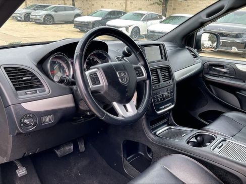 Used 2019 Dodge Grand Caravan GT image 2