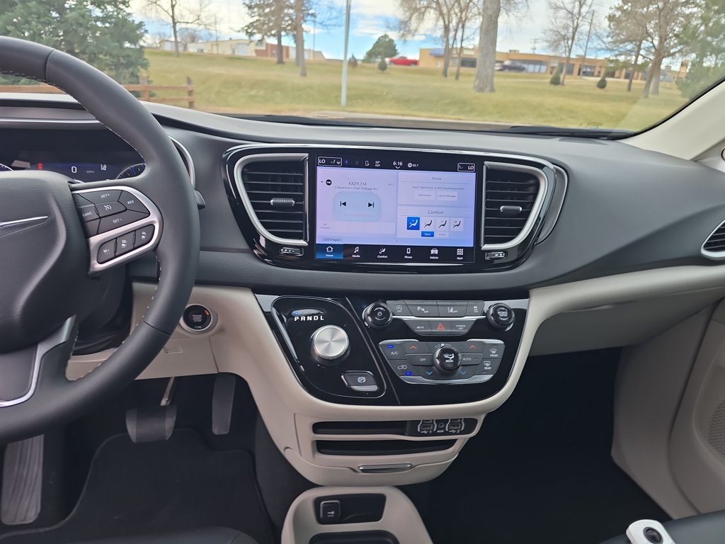 Used 2024 Chrysler Pacifica Touring-L FWD image 18