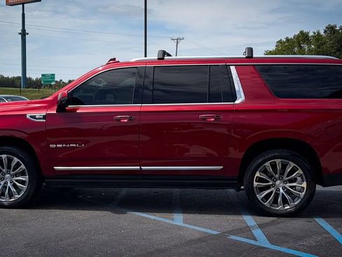 Used 2021 GMC Yukon XL Denali w/ Denali Premium Package AWD/4WD image 25