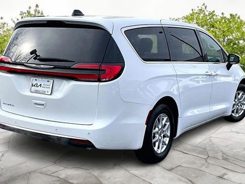 Used 2023 Chrysler Pacifica Touring-L FWD image 2