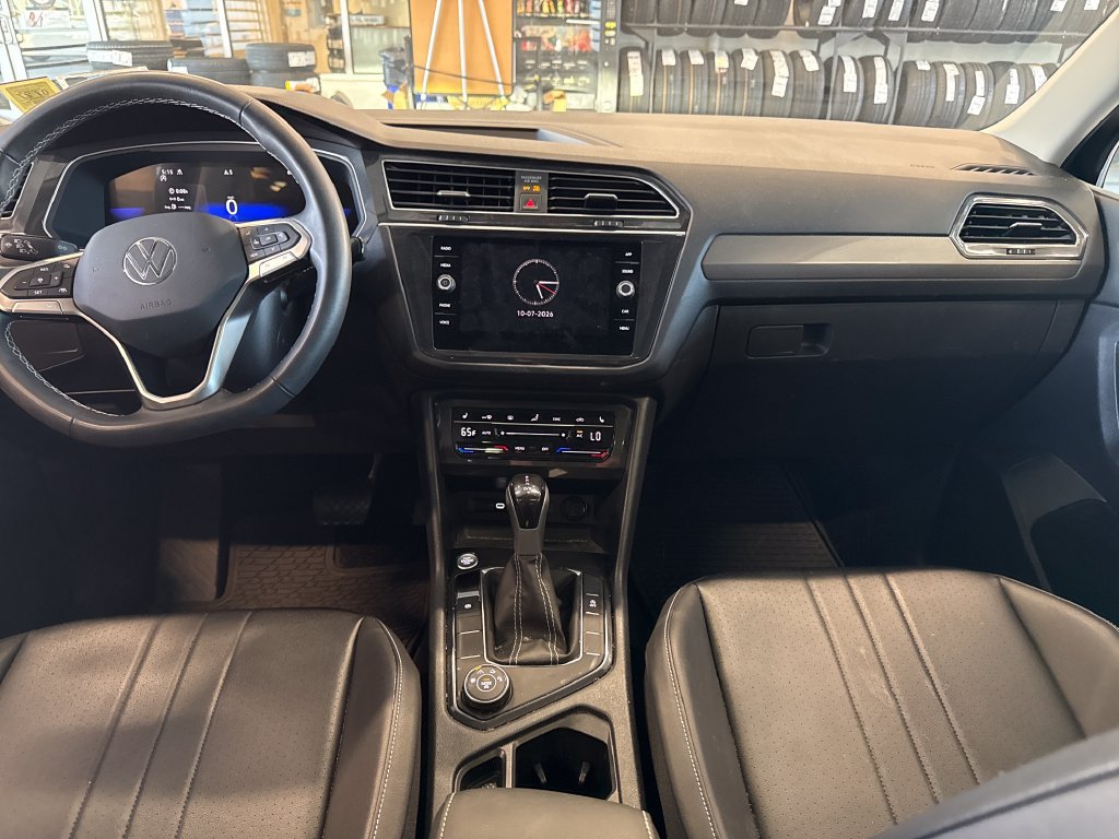 Certified 2023 Volkswagen Tiguan SE w/ Panoramic Sunroof Package AWD/4WD image 5