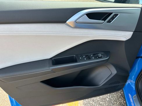 New 2025 Volkswagen Taos SE image 15