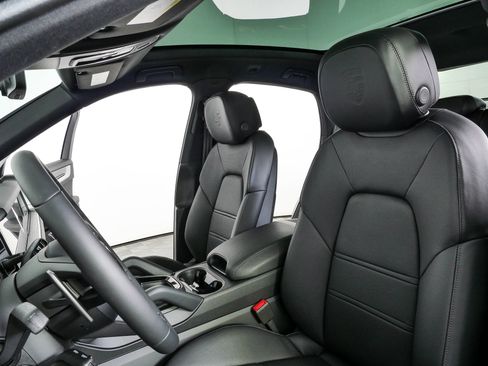New 2026 Porsche Cayenne Coupe AWD/4WD image 5