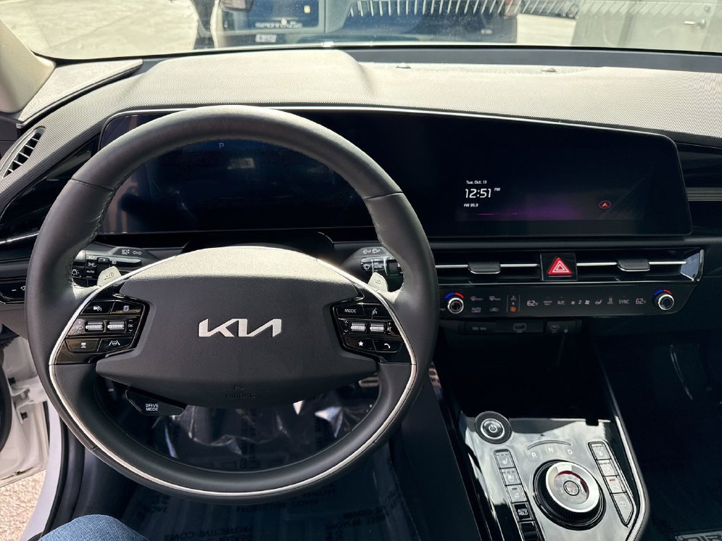 Certified 2024 Kia Niro Wave w/ Wave Preserve Package FWD image 24