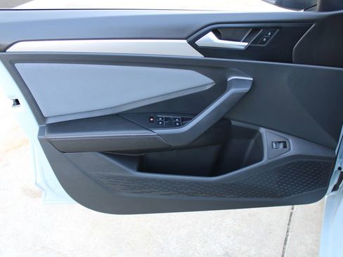 Used 2025 Volkswagen Jetta SE w/ Sunroof Package FWD image 9