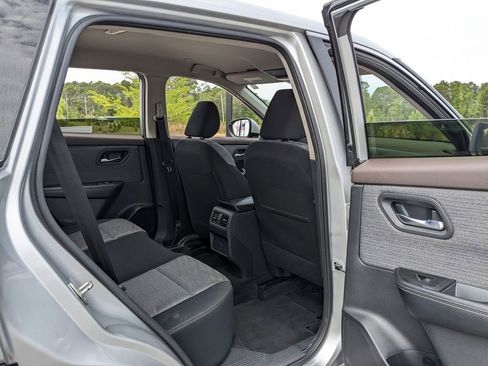 Used 2023 Nissan Rogue SV image 42