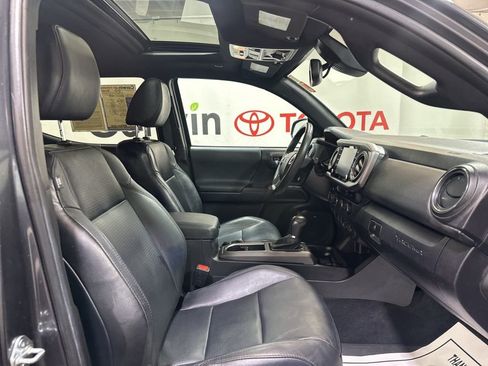 Used 2022 Toyota Tacoma TRD Off-Road image 11