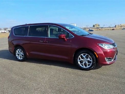Used 2020 Chrysler Pacifica Touring w/ Tire & Wheel Group image 9