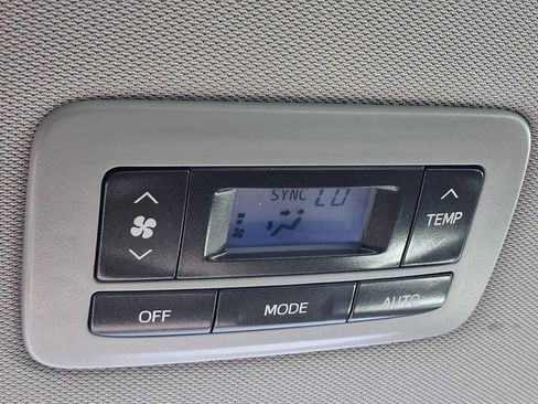 Used 2019 Toyota Sienna SE FWD image 27