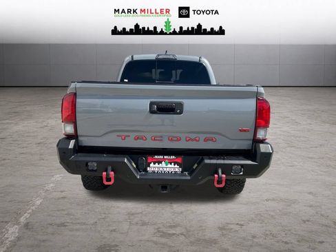 Used 2018 Toyota Tacoma TRD Off-Road w/ Technology Package AWD/4WD image 4