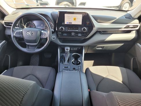 Used 2024 Toyota Highlander LE AWD/4WD image 17