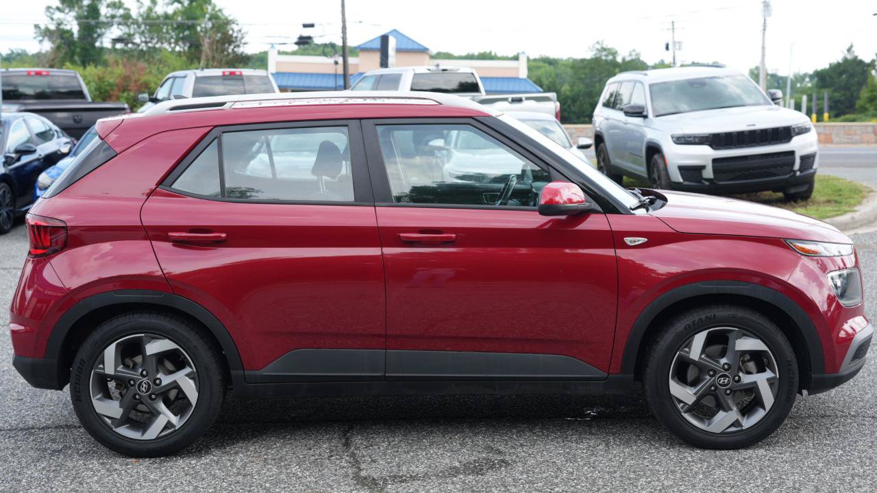 Used 2022 Hyundai Venue SEL FWD image 4