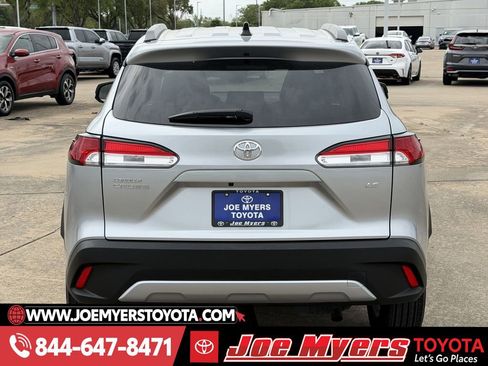Used 2025 Toyota Corolla Cross LE image 8