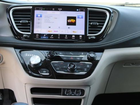 Used 2024 Chrysler Pacifica Limited FWD image 17