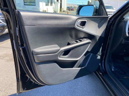Used 2025 Kia Soul LX w/ LX Technology Package image 18