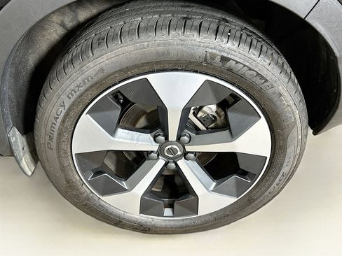 Used 2025 Volvo XC40 B5 Plus image 11