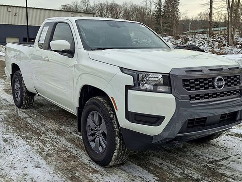 Used 2025 Nissan Frontier SV image 2