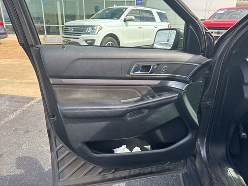 Used 2018 Ford Explorer XLT w/ Equipment Group 202A image 11