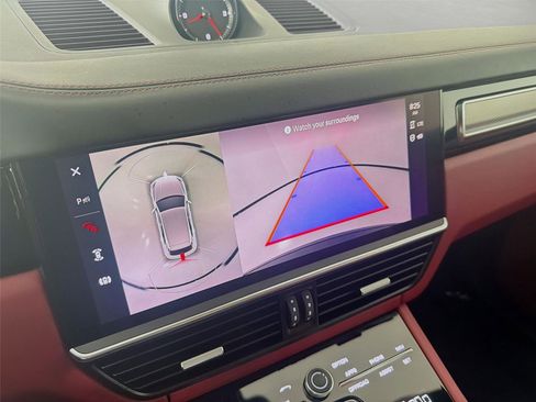 Certified 2022 Porsche Cayenne Platinum Edition image 18