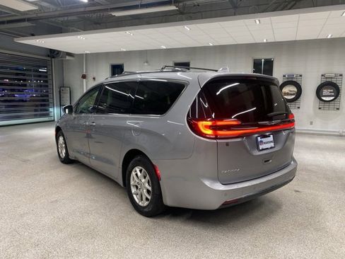 Used 2021 Chrysler Pacifica Touring-L image 11