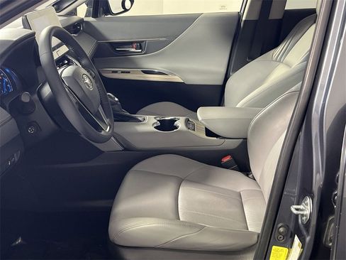 Used 2021 Toyota Venza XLE image 13