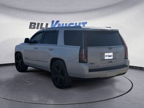 Used 2019 Cadillac Escalade Luxury image 3