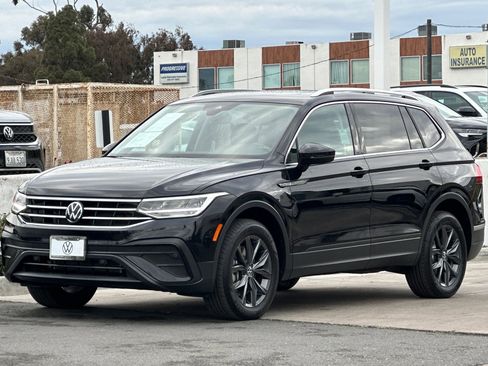 Used 2022 Volkswagen Tiguan SE w/ Panoramic Sunroof Package image 9