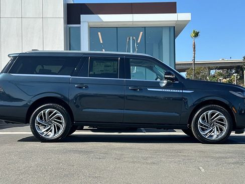 New 2026 Lincoln Navigator L Reserve AWD/4WD image 2
