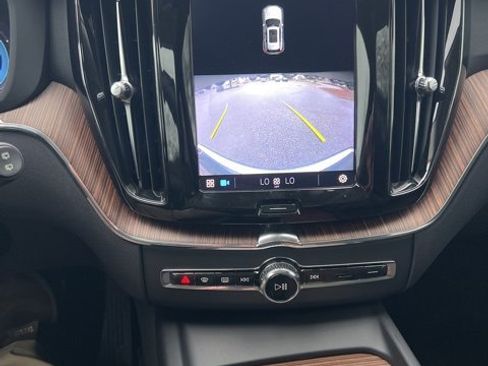 Used 2022 Volvo XC60 B5 Momentum w/ Protection Package Premier image 13